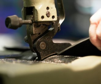 Produktion - Abschärfen von Leder im Nahtbereich